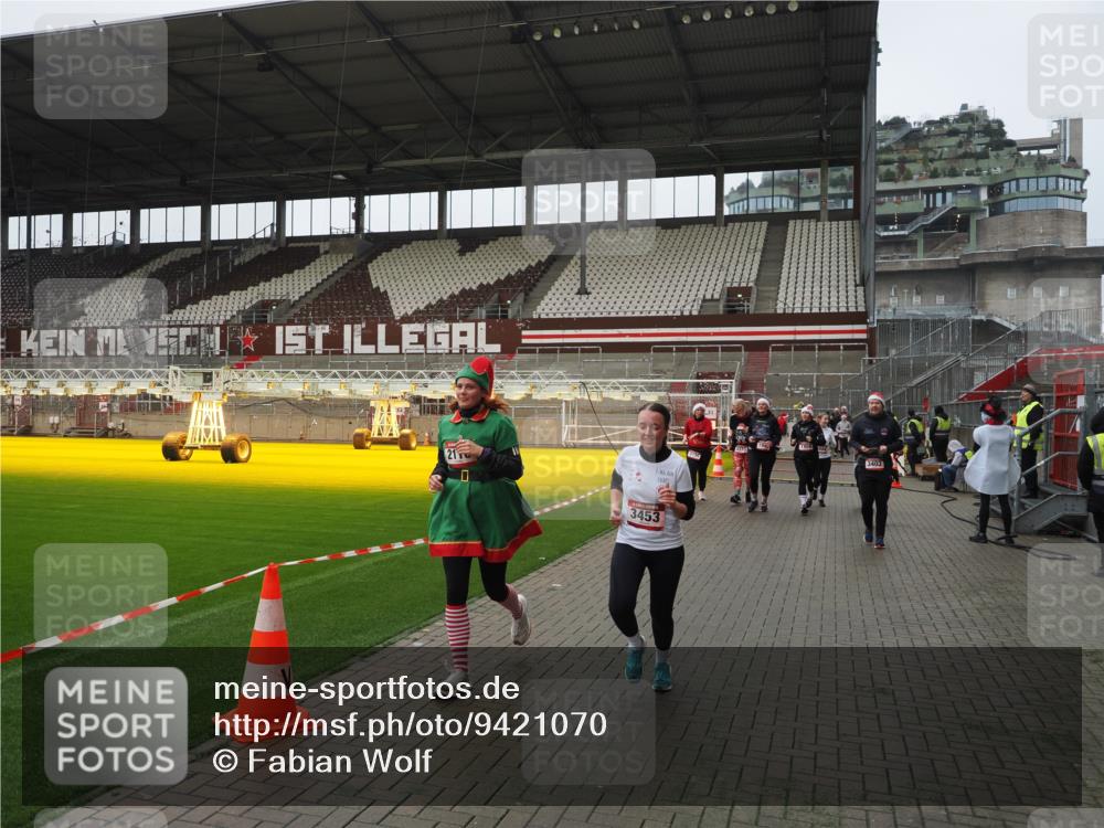 07.12.2025 - St. Pauli X-Mass-Run No. 15 Fabian Wolf http://msf.ph/oto/9421070 07.12.2025 11:43:53 Ziel 71, 1949, 1950, 2084, 2116, 2441, 2586, 2600, 2971, 3403, 3404, 3447, 3453, 3465, 3466, 3467, 3733, 3735, 3769, 3882, 3884 meine-sportfotos.de