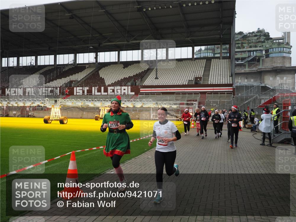 07.12.2025 - St. Pauli X-Mass-Run No. 15 Fabian Wolf http://msf.ph/oto/9421071 07.12.2025 11:43:53 Ziel 71, 1949, 1950, 2084, 2116, 2441, 2586, 2600, 2971, 3403, 3404, 3447, 3453, 3465, 3466, 3467, 3733, 3735, 3769, 3882, 3884 meine-sportfotos.de