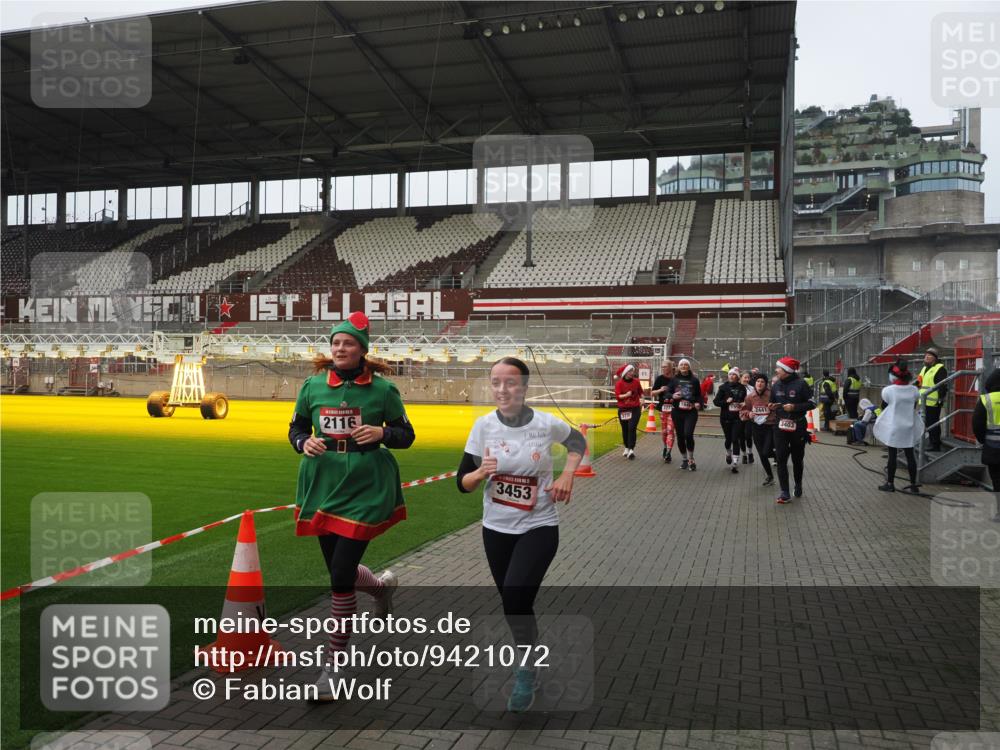 07.12.2025 - St. Pauli X-Mass-Run No. 15 Fabian Wolf http://msf.ph/oto/9421072 07.12.2025 11:43:53 Ziel 71, 1949, 1950, 2084, 2116, 2441, 2586, 2600, 2971, 3403, 3404, 3447, 3453, 3465, 3466, 3467, 3733, 3735, 3769, 3882, 3884 meine-sportfotos.de