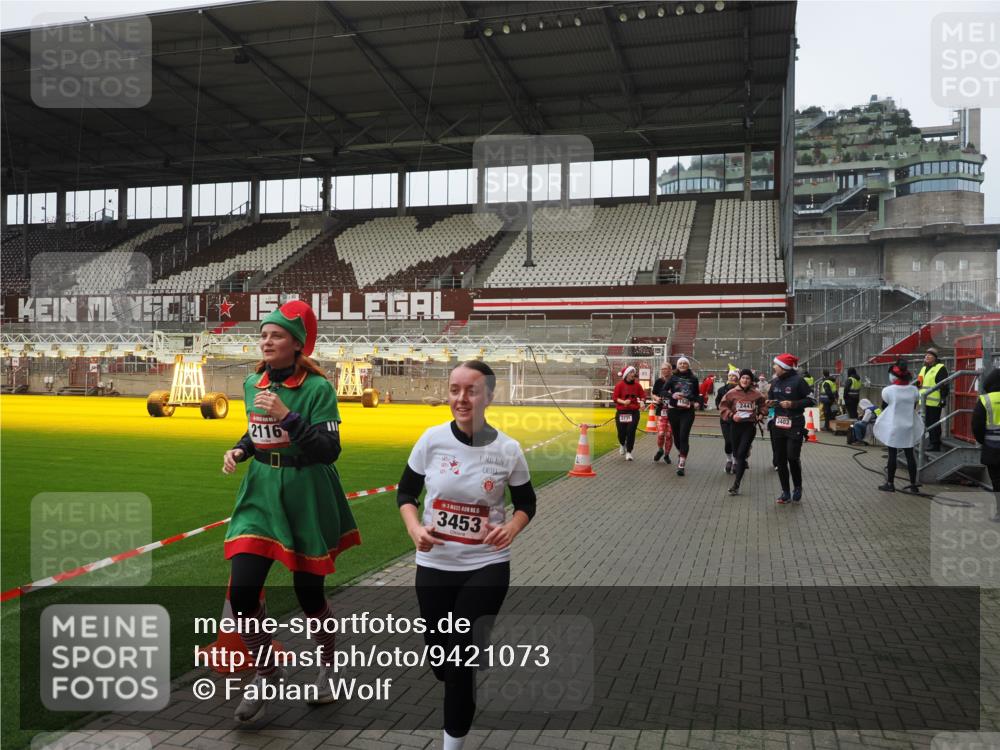 07.12.2025 - St. Pauli X-Mass-Run No. 15 Fabian Wolf http://msf.ph/oto/9421073 07.12.2025 11:43:53 Ziel 71, 1949, 1950, 2084, 2116, 2441, 2586, 2600, 2971, 3403, 3404, 3447, 3453, 3465, 3466, 3467, 3733, 3735, 3769, 3882, 3884 meine-sportfotos.de