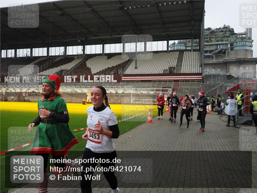 07.12.2025 - St. Pauli X-Mass-Run No. 15 Fabian Wolf http://msf.ph/oto/9421074 07.12.2025 11:43:53 Ziel 71, 1949, 1950, 2084, 2116, 2441, 2586, 2600, 2971, 3403, 3404, 3447, 3453, 3465, 3466, 3467, 3733, 3735, 3769, 3882, 3884 meine-sportfotos.de