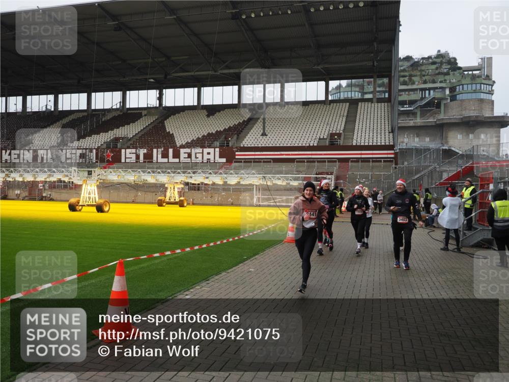 07.12.2025 - St. Pauli X-Mass-Run No. 15 Fabian Wolf http://msf.ph/oto/9421075 07.12.2025 11:43:54 Ziel 71, 1949, 1950, 2084, 2116, 2441, 2586, 2600, 2971, 3403, 3404, 3447, 3453, 3465, 3466, 3467, 3733, 3735, 3769, 3882, 3884 meine-sportfotos.de