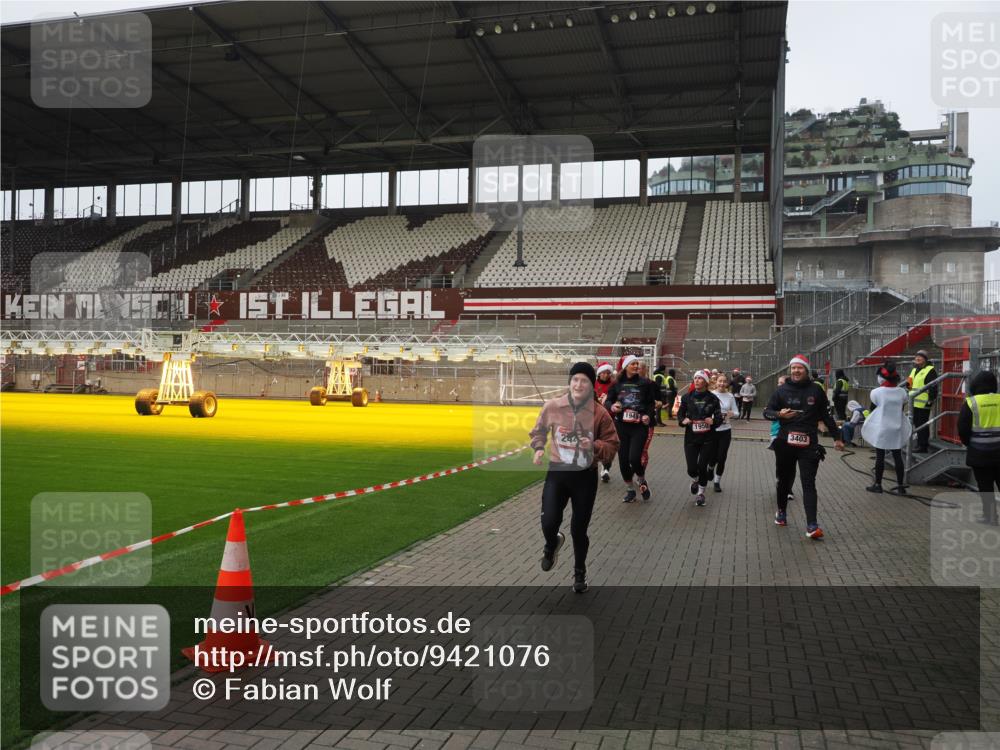 07.12.2025 - St. Pauli X-Mass-Run No. 15 Fabian Wolf http://msf.ph/oto/9421076 07.12.2025 11:43:55 Ziel 71, 1949, 1950, 2084, 2116, 2441, 2586, 2600, 2971, 3403, 3404, 3447, 3453, 3465, 3466, 3467, 3733, 3735, 3769, 3882, 3884, 3927 meine-sportfotos.de