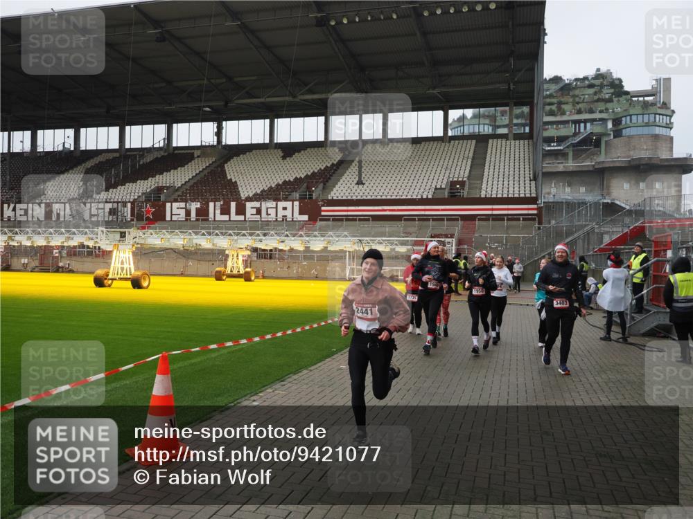 07.12.2025 - St. Pauli X-Mass-Run No. 15 Fabian Wolf http://msf.ph/oto/9421077 07.12.2025 11:43:55 Ziel 71, 1949, 1950, 2084, 2116, 2441, 2586, 2600, 2971, 3403, 3404, 3447, 3453, 3465, 3466, 3467, 3733, 3735, 3769, 3882, 3884, 3927 meine-sportfotos.de
