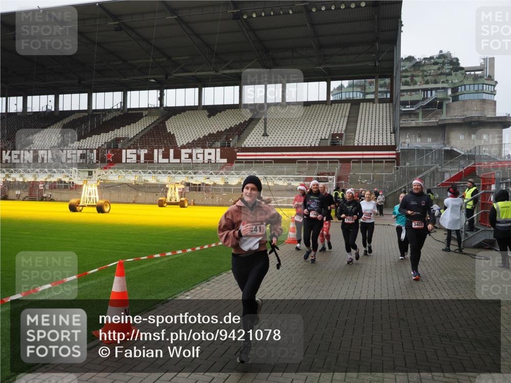 07.12.2025 - St. Pauli X-Mass-Run No. 15 Fabian Wolf http://msf.ph/oto/9421078 07.12.2025 11:43:55 Ziel 71, 1949, 1950, 2084, 2116, 2441, 2586, 2600, 2971, 3403, 3404, 3447, 3453, 3465, 3466, 3467, 3733, 3735, 3769, 3882, 3884, 3927 meine-sportfotos.de