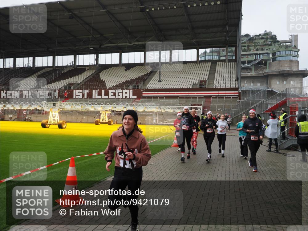 07.12.2025 - St. Pauli X-Mass-Run No. 15 Fabian Wolf http://msf.ph/oto/9421079 07.12.2025 11:43:55 Ziel 71, 1949, 1950, 2084, 2116, 2441, 2586, 2600, 2971, 3403, 3404, 3447, 3453, 3465, 3466, 3467, 3733, 3735, 3769, 3882, 3884, 3927 meine-sportfotos.de