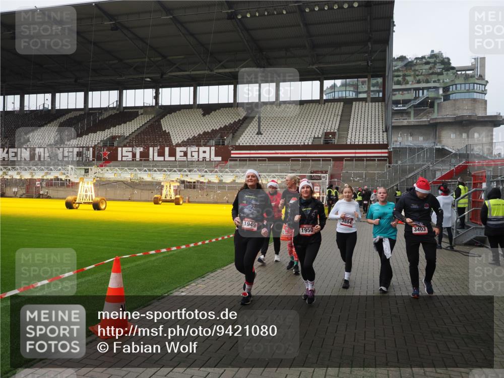 07.12.2025 - St. Pauli X-Mass-Run No. 15 Fabian Wolf http://msf.ph/oto/9421080 07.12.2025 11:43:57 Ziel 71, 999, 1949, 1950, 2084, 2116, 2441, 2586, 2600, 2971, 3403, 3404, 3447, 3453, 3465, 3466, 3467, 3733, 3735, 3769, 3882, 3884, 3927, 3928, 3929 meine-sportfotos.de