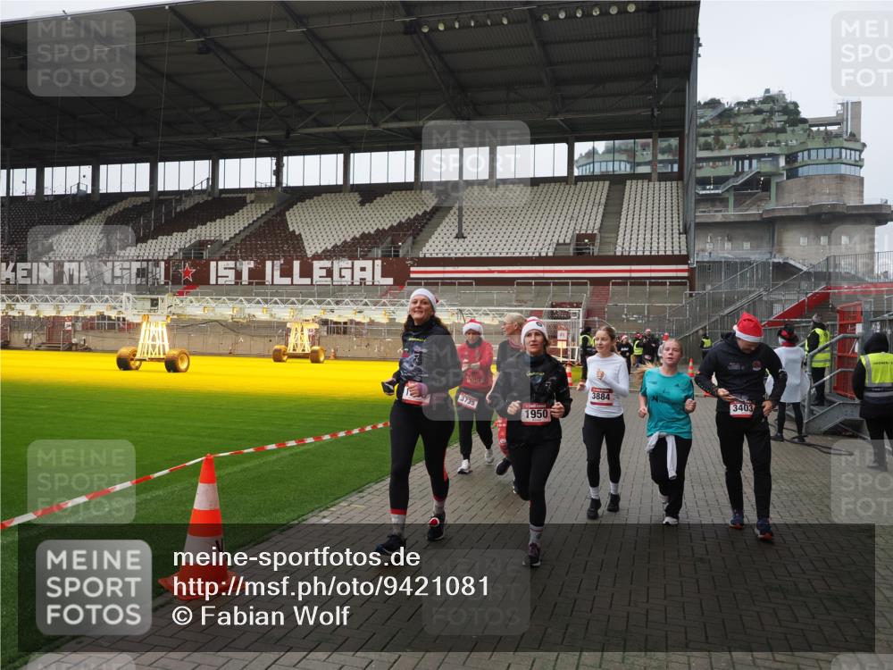 07.12.2025 - St. Pauli X-Mass-Run No. 15 Fabian Wolf http://msf.ph/oto/9421081 07.12.2025 11:43:57 Ziel 71, 999, 1949, 1950, 2084, 2116, 2441, 2586, 2600, 2971, 3403, 3404, 3447, 3453, 3465, 3466, 3467, 3733, 3735, 3769, 3882, 3884, 3927, 3928, 3929 meine-sportfotos.de