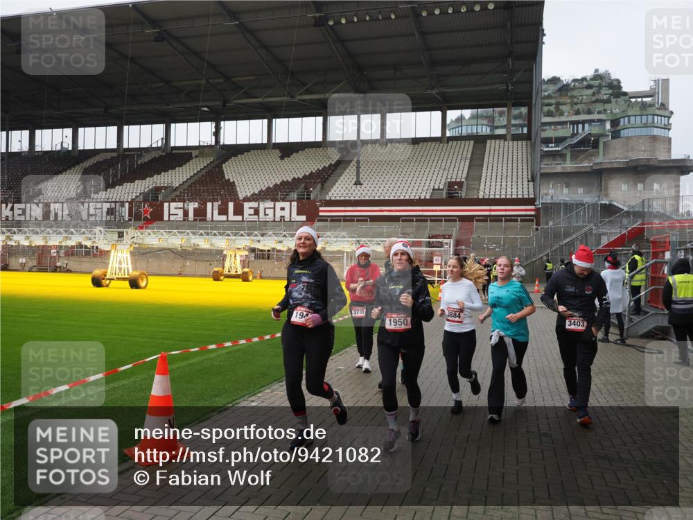 07.12.2025 - St. Pauli X-Mass-Run No. 15 Fabian Wolf http://msf.ph/oto/9421082 07.12.2025 11:43:57 Ziel 71, 999, 1949, 1950, 2084, 2116, 2441, 2586, 2600, 2971, 3403, 3404, 3447, 3453, 3465, 3466, 3467, 3733, 3735, 3769, 3882, 3884, 3927, 3928, 3929 meine-sportfotos.de
