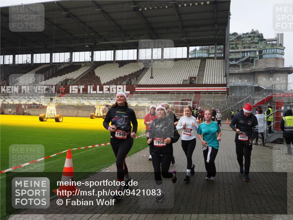 07.12.2025 - St. Pauli X-Mass-Run No. 15 Fabian Wolf http://msf.ph/oto/9421083 07.12.2025 11:43:57 Ziel 71, 999, 1949, 1950, 2084, 2116, 2441, 2586, 2600, 2971, 3403, 3404, 3447, 3453, 3465, 3466, 3467, 3733, 3735, 3769, 3882, 3884, 3927, 3928, 3929 meine-sportfotos.de