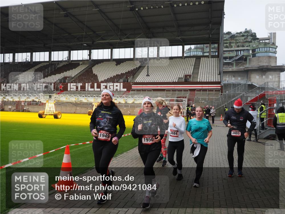 07.12.2025 - St. Pauli X-Mass-Run No. 15 Fabian Wolf http://msf.ph/oto/9421084 07.12.2025 11:43:57 Ziel 71, 999, 1949, 1950, 2084, 2116, 2441, 2586, 2600, 2971, 3403, 3404, 3447, 3453, 3465, 3466, 3467, 3733, 3735, 3769, 3882, 3884, 3927, 3928, 3929 meine-sportfotos.de