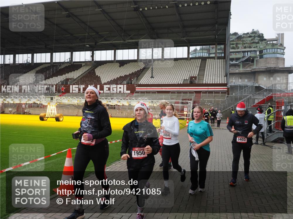 07.12.2025 - St. Pauli X-Mass-Run No. 15 Fabian Wolf http://msf.ph/oto/9421085 07.12.2025 11:43:58 Ziel 71, 999, 1949, 1950, 2084, 2116, 2441, 2586, 2600, 3403, 3404, 3453, 3465, 3466, 3467, 3733, 3735, 3769, 3882, 3884, 3927, 3928, 3929 meine-sportfotos.de