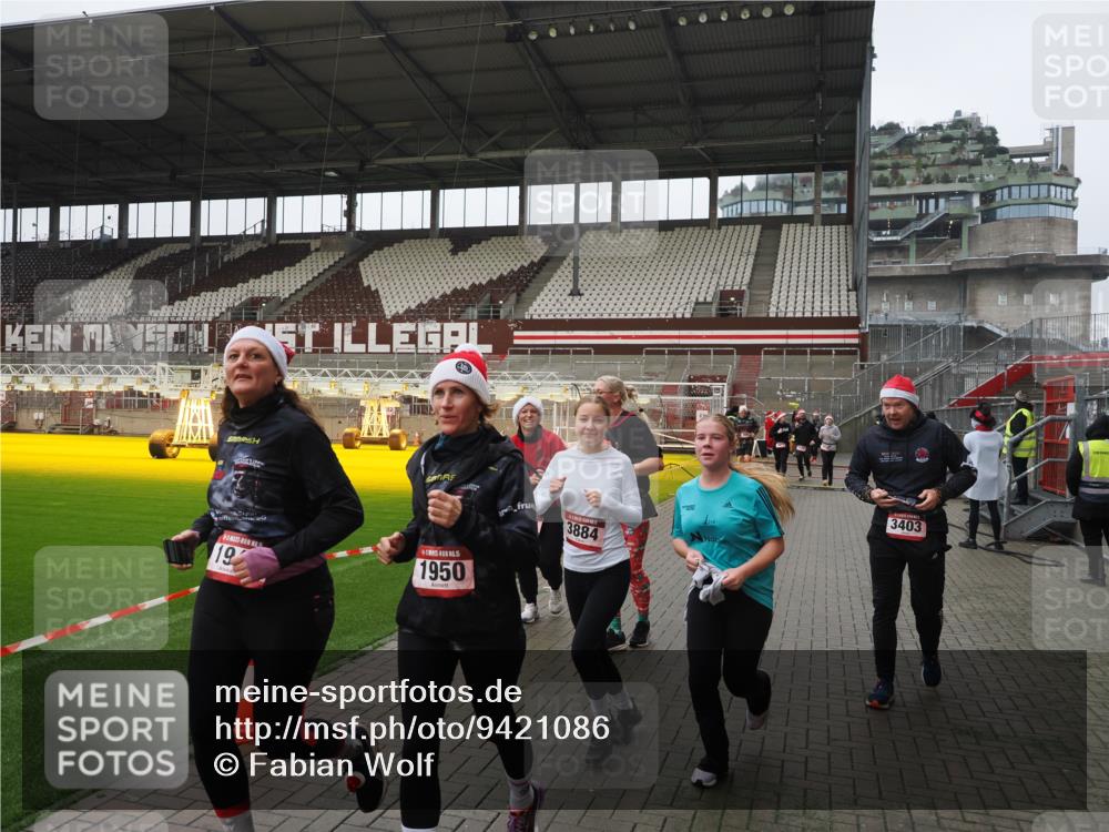 07.12.2025 - St. Pauli X-Mass-Run No. 15 Fabian Wolf http://msf.ph/oto/9421086 07.12.2025 11:43:58 Ziel 71, 999, 1949, 1950, 2084, 2116, 2441, 2586, 2600, 3403, 3404, 3453, 3465, 3466, 3467, 3733, 3735, 3769, 3882, 3884, 3927, 3928, 3929 meine-sportfotos.de