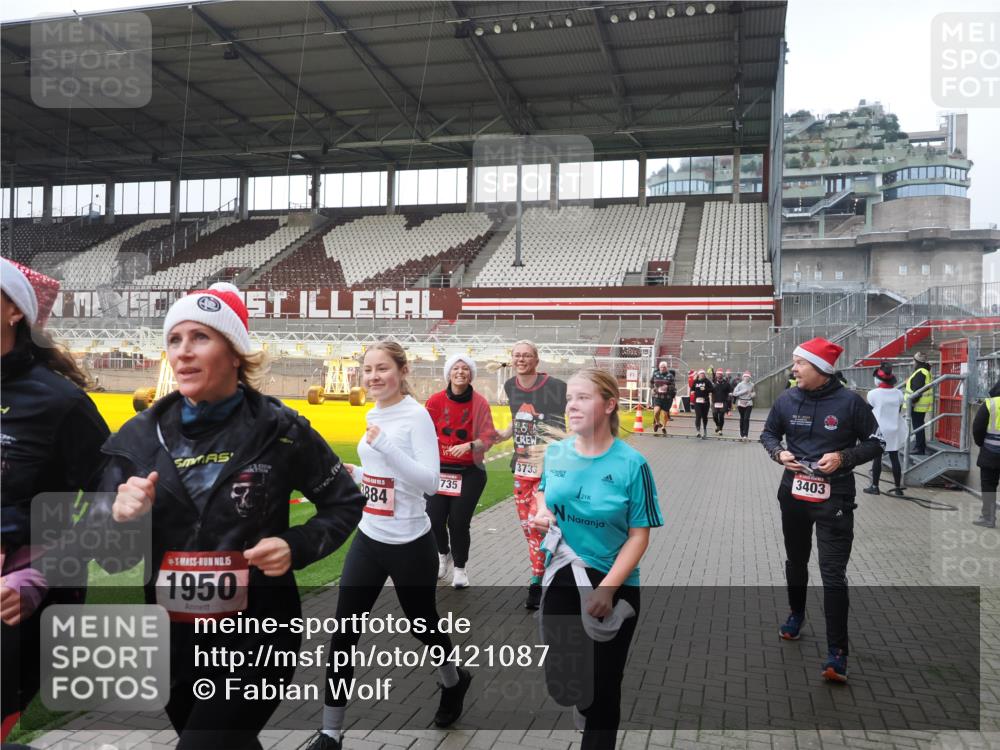 07.12.2025 - St. Pauli X-Mass-Run No. 15 Fabian Wolf http://msf.ph/oto/9421087 07.12.2025 11:43:58 Ziel 71, 999, 1949, 1950, 2084, 2116, 2441, 2586, 2600, 3403, 3404, 3453, 3465, 3466, 3467, 3733, 3735, 3769, 3882, 3884, 3927, 3928, 3929 meine-sportfotos.de