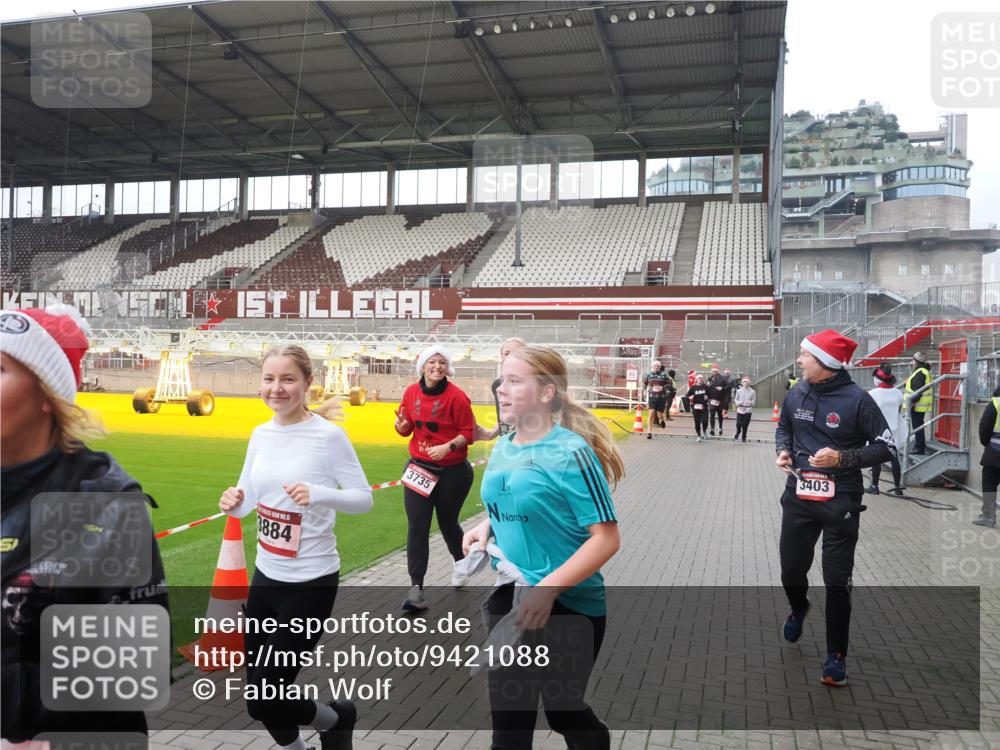 07.12.2025 - St. Pauli X-Mass-Run No. 15 Fabian Wolf http://msf.ph/oto/9421088 07.12.2025 11:43:58 Ziel 71, 999, 1949, 1950, 2084, 2116, 2441, 2586, 2600, 3403, 3404, 3453, 3465, 3466, 3467, 3733, 3735, 3769, 3882, 3884, 3927, 3928, 3929 meine-sportfotos.de