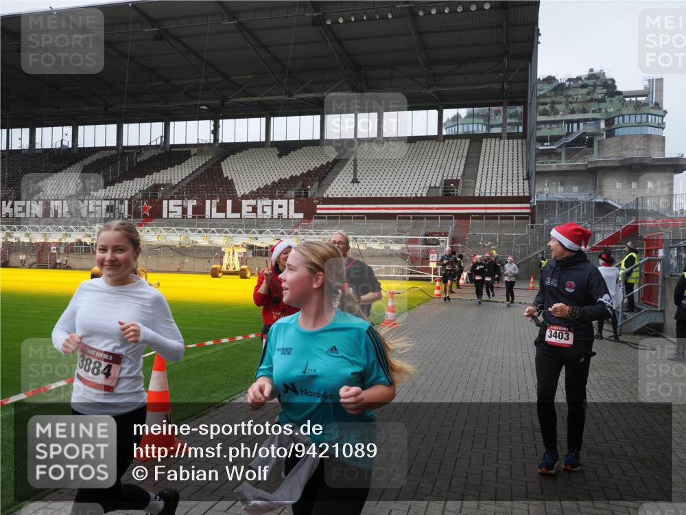 07.12.2025 - St. Pauli X-Mass-Run No. 15 Fabian Wolf http://msf.ph/oto/9421089 07.12.2025 11:43:59 Ziel 71, 999, 1949, 1950, 2084, 2116, 2441, 2586, 2600, 3403, 3404, 3453, 3465, 3466, 3467, 3733, 3735, 3769, 3882, 3884, 3927, 3928, 3929 meine-sportfotos.de