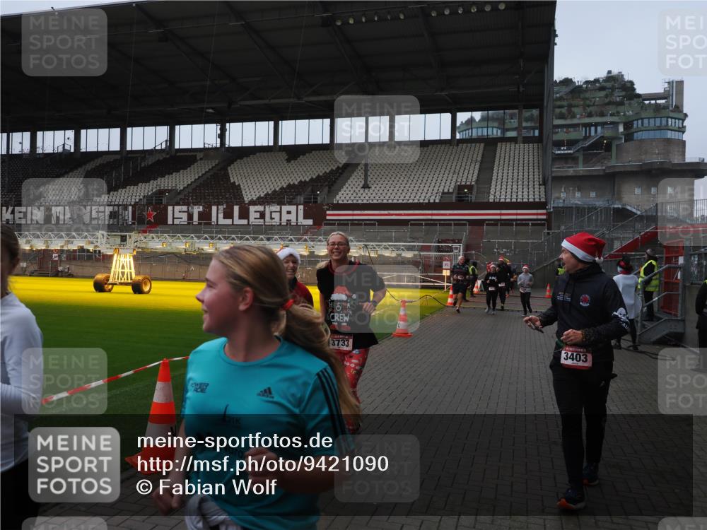 07.12.2025 - St. Pauli X-Mass-Run No. 15 Fabian Wolf http://msf.ph/oto/9421090 07.12.2025 11:43:59 Ziel 71, 999, 1949, 1950, 2084, 2116, 2441, 2586, 2600, 3403, 3404, 3453, 3465, 3466, 3467, 3733, 3735, 3769, 3882, 3884, 3927, 3928, 3929 meine-sportfotos.de