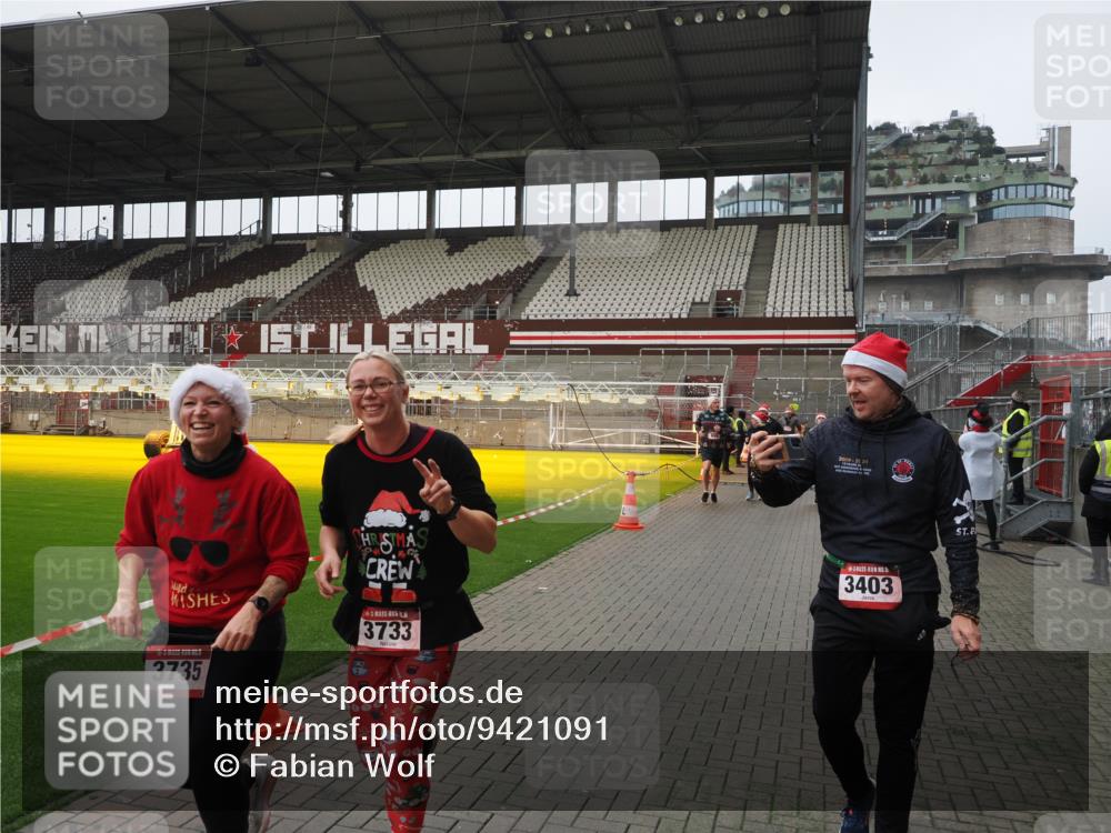 07.12.2025 - St. Pauli X-Mass-Run No. 15 Fabian Wolf http://msf.ph/oto/9421091 07.12.2025 11:44:00 Ziel 999, 1949, 1950, 2084, 2116, 2434, 2441, 2586, 2600, 3403, 3404, 3453, 3465, 3466, 3467, 3733, 3735, 3769, 3882, 3884, 3927, 3928, 3929 meine-sportfotos.de