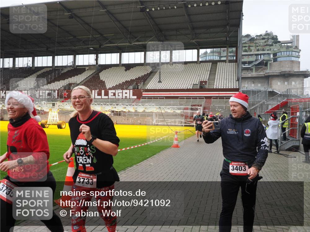 07.12.2025 - St. Pauli X-Mass-Run No. 15 Fabian Wolf http://msf.ph/oto/9421092 07.12.2025 11:44:00 Ziel 999, 1949, 1950, 2084, 2116, 2434, 2441, 2586, 2600, 3403, 3404, 3453, 3465, 3466, 3467, 3733, 3735, 3769, 3882, 3884, 3927, 3928, 3929 meine-sportfotos.de