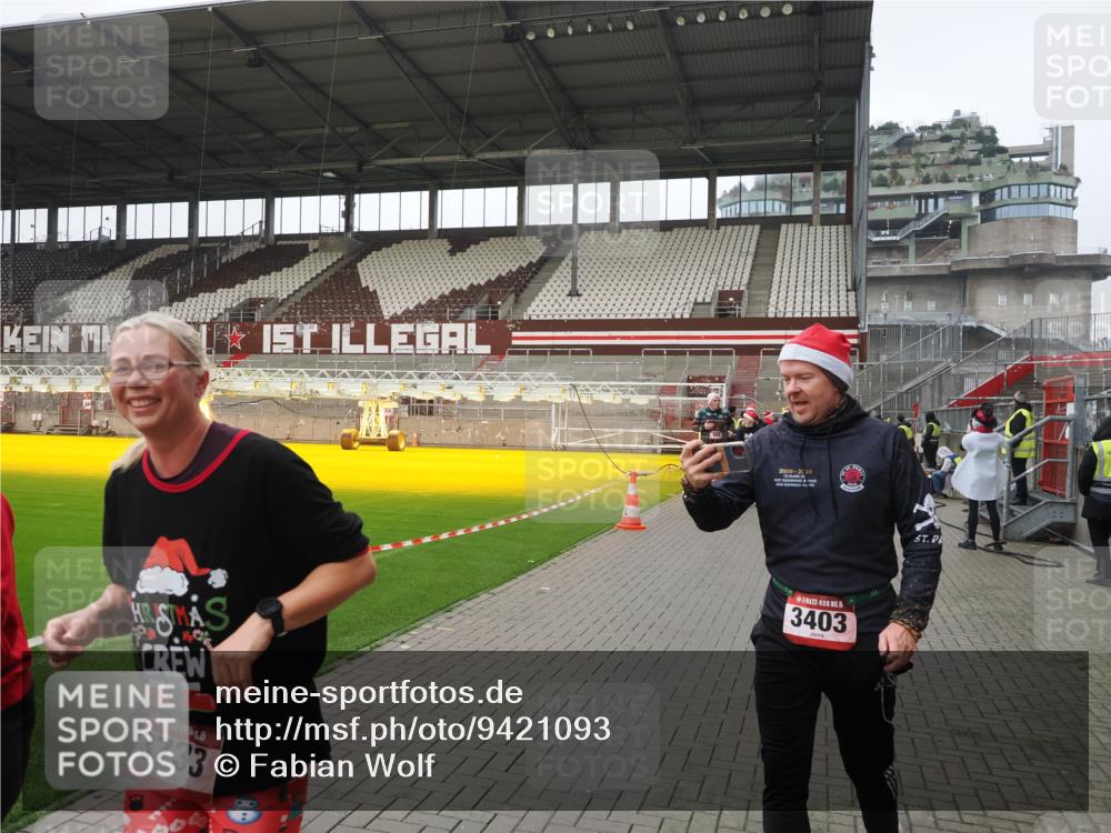 07.12.2025 - St. Pauli X-Mass-Run No. 15 Fabian Wolf http://msf.ph/oto/9421093 07.12.2025 11:44:00 Ziel 999, 1949, 1950, 2084, 2116, 2434, 2441, 2586, 2600, 3403, 3404, 3453, 3465, 3466, 3467, 3733, 3735, 3769, 3882, 3884, 3927, 3928, 3929 meine-sportfotos.de