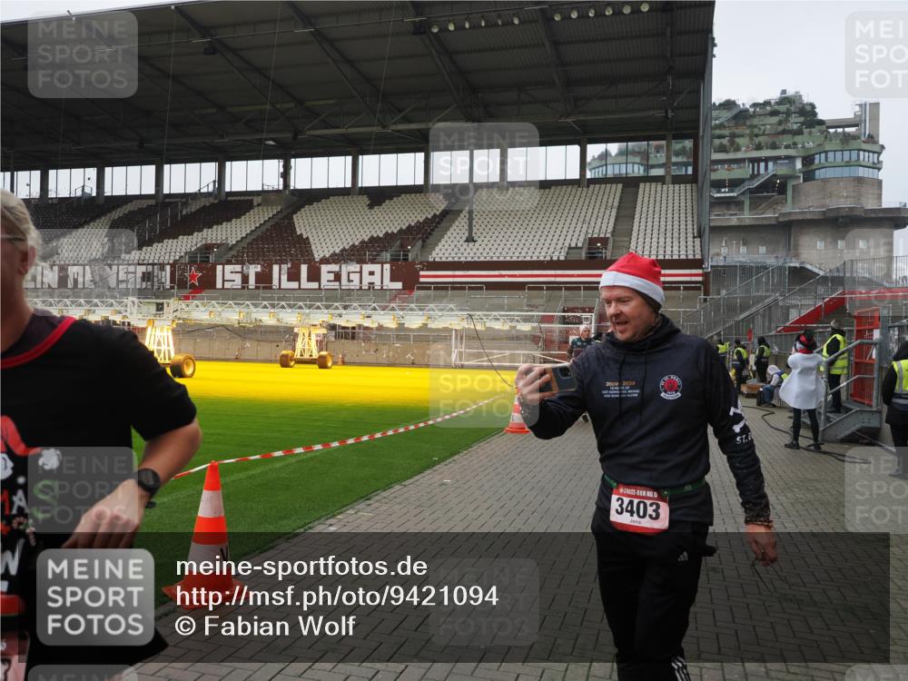 07.12.2025 - St. Pauli X-Mass-Run No. 15 Fabian Wolf http://msf.ph/oto/9421094 07.12.2025 11:44:00 Ziel 999, 1949, 1950, 2084, 2116, 2434, 2441, 2586, 2600, 3403, 3404, 3453, 3465, 3466, 3467, 3733, 3735, 3769, 3882, 3884, 3927, 3928, 3929 meine-sportfotos.de