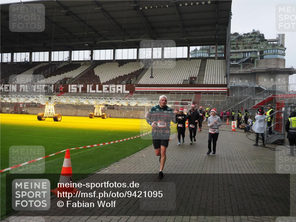 07.12.2025 - St. Pauli X-Mass-Run No. 15 Fabian Wolf http://msf.ph/oto/9421095 07.12.2025 11:44:03 Ziel 999, 1949, 1950, 2116, 2434, 2441, 2586, 2600, 3403, 3404, 3453, 3733, 3735, 3769, 3882, 3884, 3919, 3927, 3928, 3929 meine-sportfotos.de