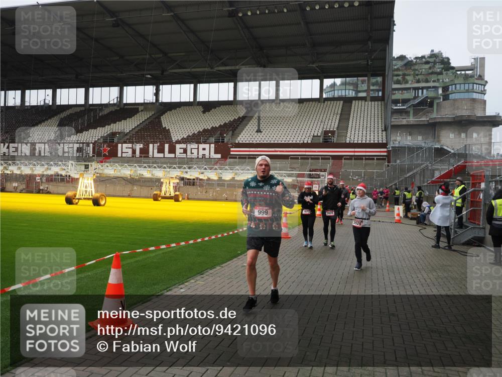 07.12.2025 - St. Pauli X-Mass-Run No. 15 Fabian Wolf http://msf.ph/oto/9421096 07.12.2025 11:44:03 Ziel 999, 1949, 1950, 2116, 2434, 2441, 2586, 2600, 3403, 3404, 3453, 3733, 3735, 3769, 3882, 3884, 3919, 3927, 3928, 3929 meine-sportfotos.de