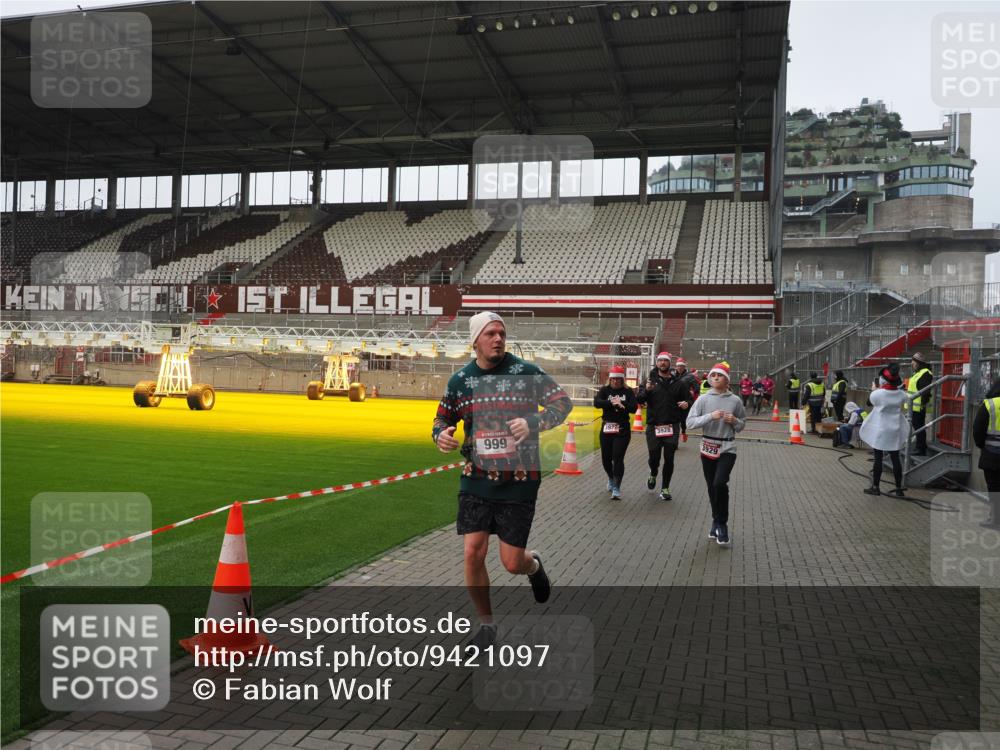 07.12.2025 - St. Pauli X-Mass-Run No. 15 Fabian Wolf http://msf.ph/oto/9421097 07.12.2025 11:44:03 Ziel 999, 1949, 1950, 2116, 2434, 2441, 2586, 2600, 3403, 3404, 3453, 3733, 3735, 3769, 3882, 3884, 3919, 3927, 3928, 3929 meine-sportfotos.de