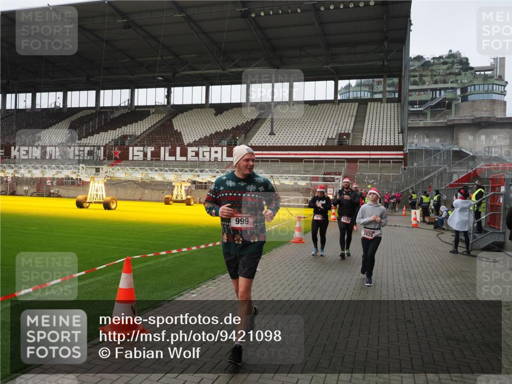07.12.2025 - St. Pauli X-Mass-Run No. 15 Fabian Wolf http://msf.ph/oto/9421098 07.12.2025 11:44:04 Ziel 999, 1949, 1950, 2116, 2434, 2441, 2586, 2600, 3403, 3404, 3453, 3733, 3735, 3882, 3884, 3919, 3927, 3928, 3929 meine-sportfotos.de