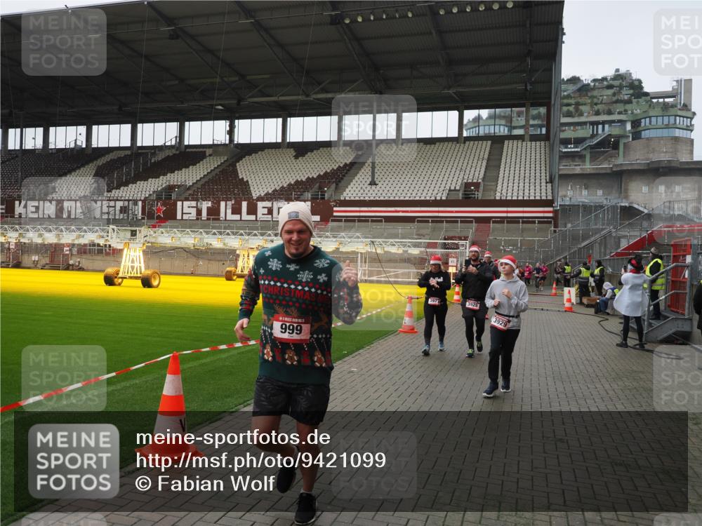 07.12.2025 - St. Pauli X-Mass-Run No. 15 Fabian Wolf http://msf.ph/oto/9421099 07.12.2025 11:44:04 Ziel 999, 1949, 1950, 2116, 2434, 2441, 2586, 2600, 3403, 3404, 3453, 3733, 3735, 3882, 3884, 3919, 3927, 3928, 3929 meine-sportfotos.de