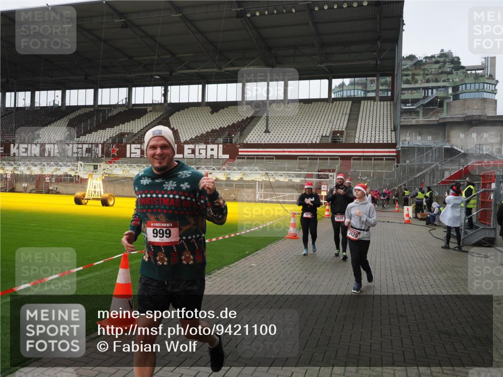 07.12.2025 - St. Pauli X-Mass-Run No. 15 Fabian Wolf http://msf.ph/oto/9421100 07.12.2025 11:44:04 Ziel 999, 1949, 1950, 2116, 2434, 2441, 2586, 2600, 3403, 3404, 3453, 3733, 3735, 3882, 3884, 3919, 3927, 3928, 3929 meine-sportfotos.de