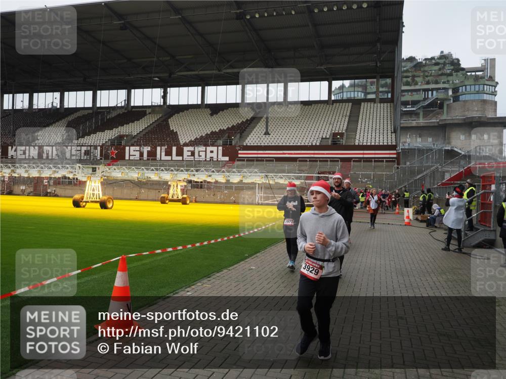 07.12.2025 - St. Pauli X-Mass-Run No. 15 Fabian Wolf http://msf.ph/oto/9421102 07.12.2025 11:44:05 Ziel 999, 1949, 1950, 2116, 2434, 2441, 3453, 3733, 3735, 3882, 3884, 3919, 3927, 3928, 3929 meine-sportfotos.de