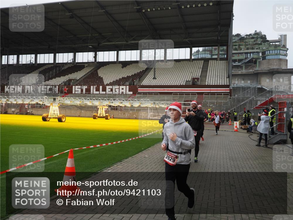 07.12.2025 - St. Pauli X-Mass-Run No. 15 Fabian Wolf http://msf.ph/oto/9421103 07.12.2025 11:44:05 Ziel 999, 1949, 1950, 2116, 2434, 2441, 3453, 3733, 3735, 3882, 3884, 3919, 3927, 3928, 3929 meine-sportfotos.de