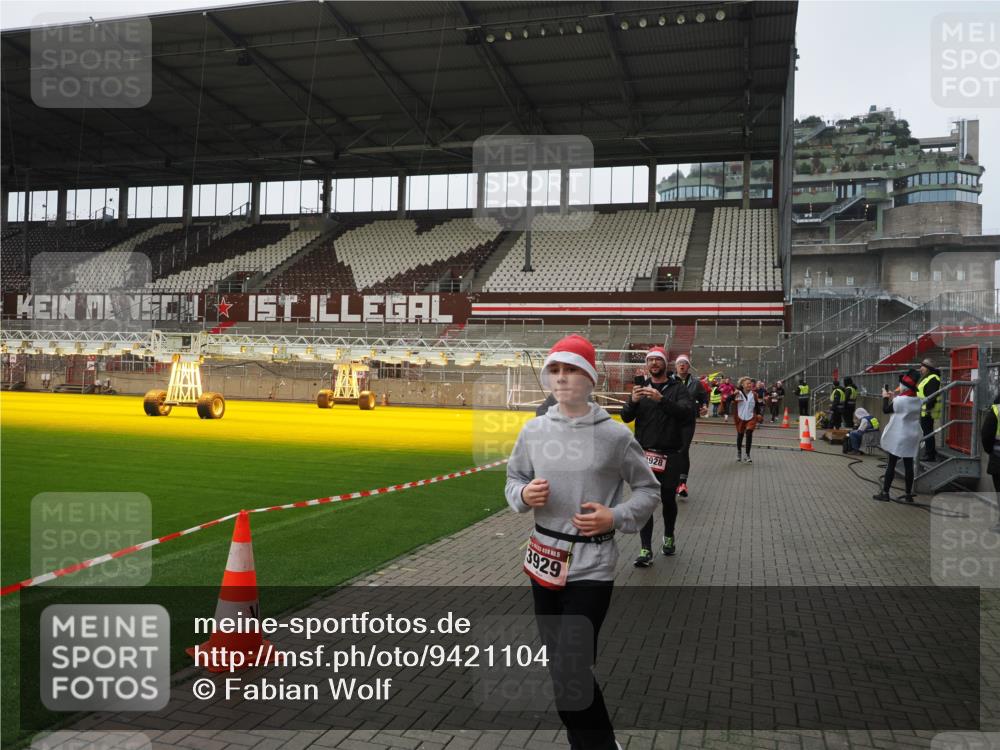 07.12.2025 - St. Pauli X-Mass-Run No. 15 Fabian Wolf http://msf.ph/oto/9421104 07.12.2025 11:44:06 Ziel 999, 1949, 1950, 2434, 2441, 3733, 3735, 3882, 3884, 3919, 3927, 3928, 3929 meine-sportfotos.de