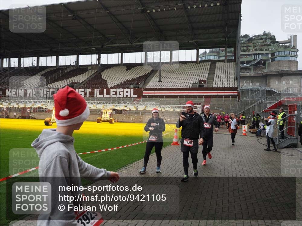 07.12.2025 - St. Pauli X-Mass-Run No. 15 Fabian Wolf http://msf.ph/oto/9421105 07.12.2025 11:44:07 Ziel 999, 1949, 1950, 2434, 2441, 3733, 3735, 3845, 3882, 3884, 3919, 3927, 3928, 3929 meine-sportfotos.de