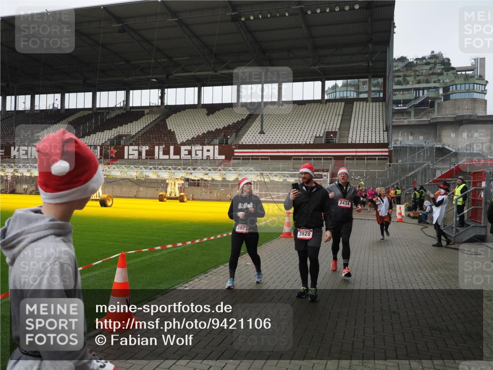 07.12.2025 - St. Pauli X-Mass-Run No. 15 Fabian Wolf http://msf.ph/oto/9421106 07.12.2025 11:44:07 Ziel 999, 1949, 1950, 2434, 2441, 3733, 3735, 3845, 3882, 3884, 3919, 3927, 3928, 3929 meine-sportfotos.de