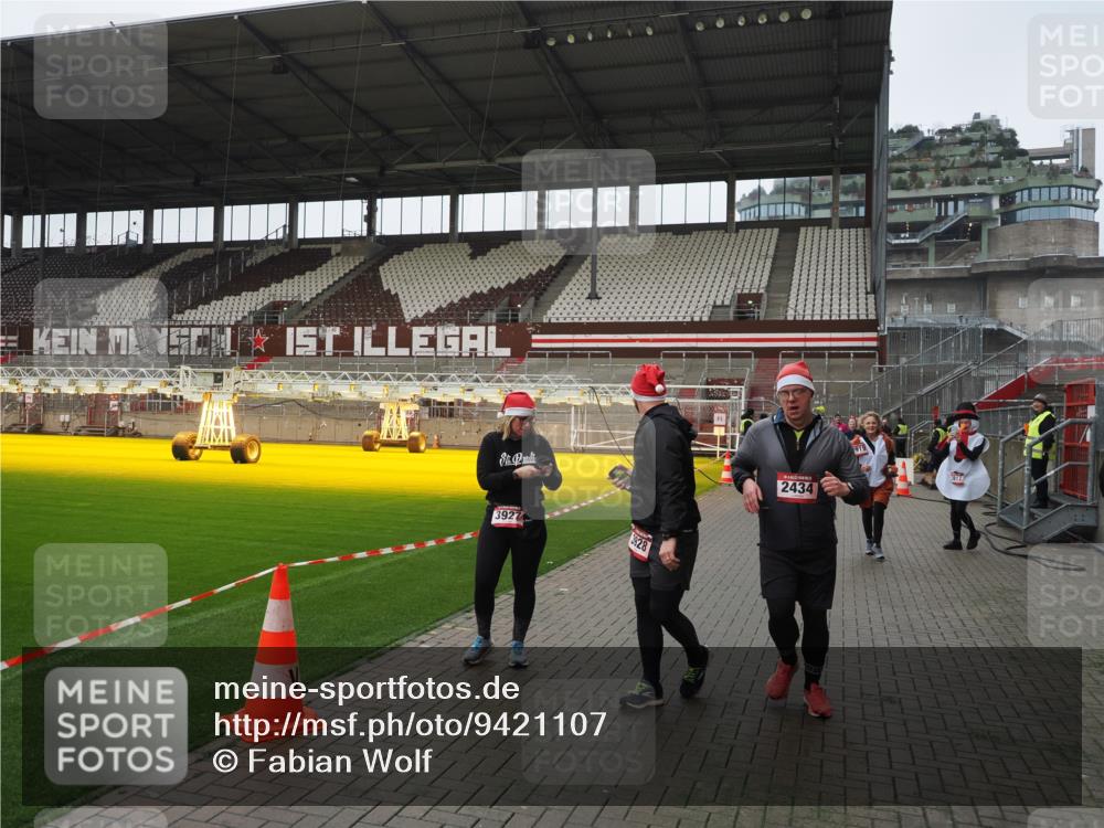 07.12.2025 - St. Pauli X-Mass-Run No. 15 Fabian Wolf http://msf.ph/oto/9421107 07.12.2025 11:44:08 Ziel 999, 1950, 2434, 2441, 3733, 3735, 3845, 3882, 3884, 3919, 3927, 3928, 3929 meine-sportfotos.de