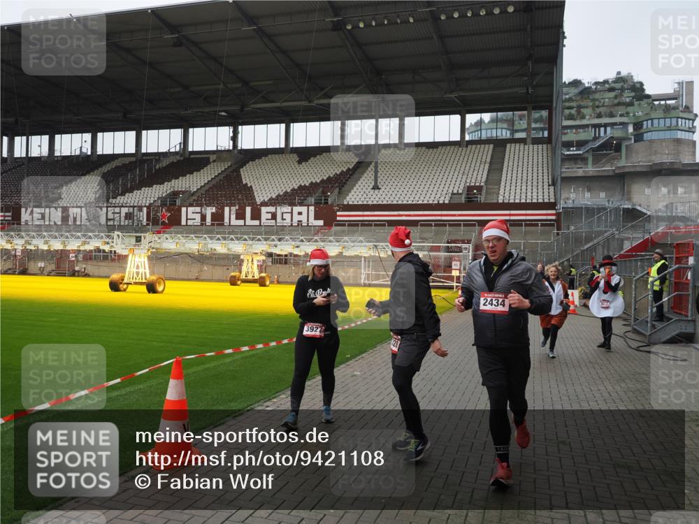 07.12.2025 - St. Pauli X-Mass-Run No. 15 Fabian Wolf http://msf.ph/oto/9421108 07.12.2025 11:44:08 Ziel 999, 1950, 2434, 2441, 3733, 3735, 3845, 3882, 3884, 3919, 3927, 3928, 3929 meine-sportfotos.de