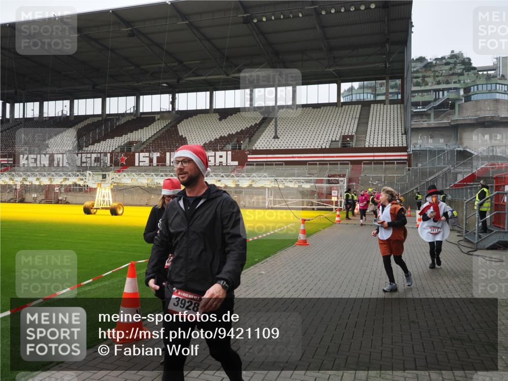 07.12.2025 - St. Pauli X-Mass-Run No. 15 Fabian Wolf http://msf.ph/oto/9421109 07.12.2025 11:44:10 Ziel 999, 2434, 2436, 2441, 3829, 3830, 3831, 3845, 3919, 3927, 3928, 3929 meine-sportfotos.de
