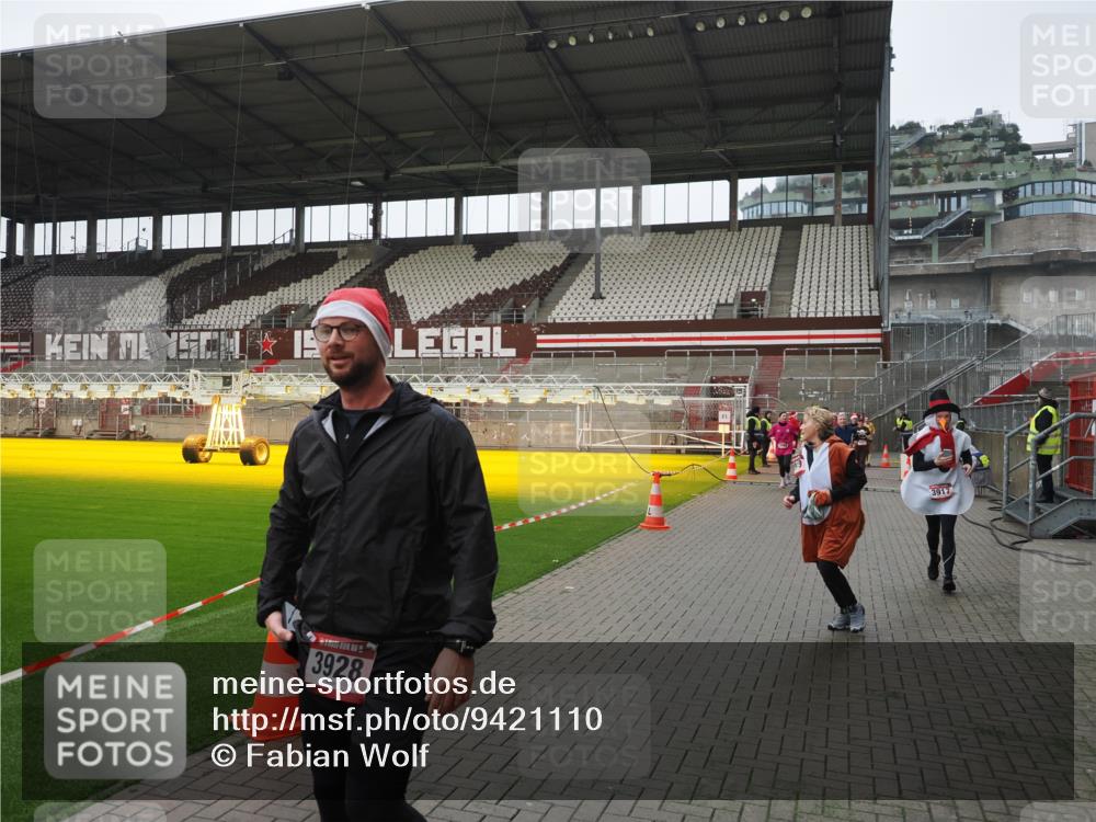 07.12.2025 - St. Pauli X-Mass-Run No. 15 Fabian Wolf http://msf.ph/oto/9421110 07.12.2025 11:44:10 Ziel 999, 2434, 2436, 2441, 3829, 3830, 3831, 3845, 3919, 3927, 3928, 3929 meine-sportfotos.de