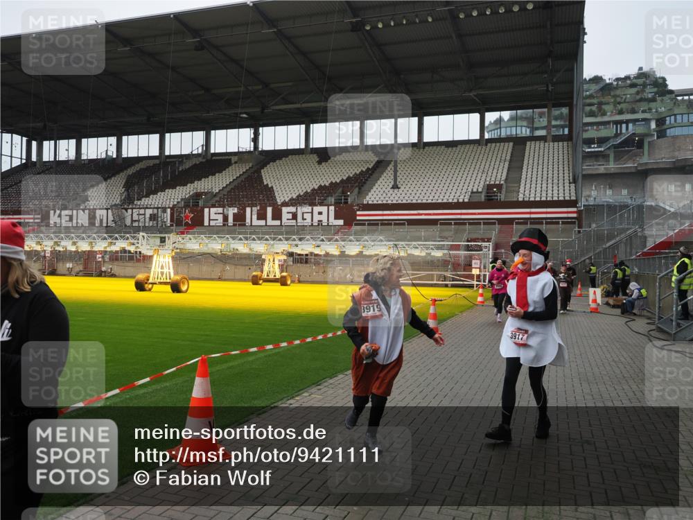 07.12.2025 - St. Pauli X-Mass-Run No. 15 Fabian Wolf http://msf.ph/oto/9421111 07.12.2025 11:44:12 Ziel 999, 2434, 2436, 3829, 3830, 3831, 3845, 3919, 3927, 3928, 3929, 4003 meine-sportfotos.de
