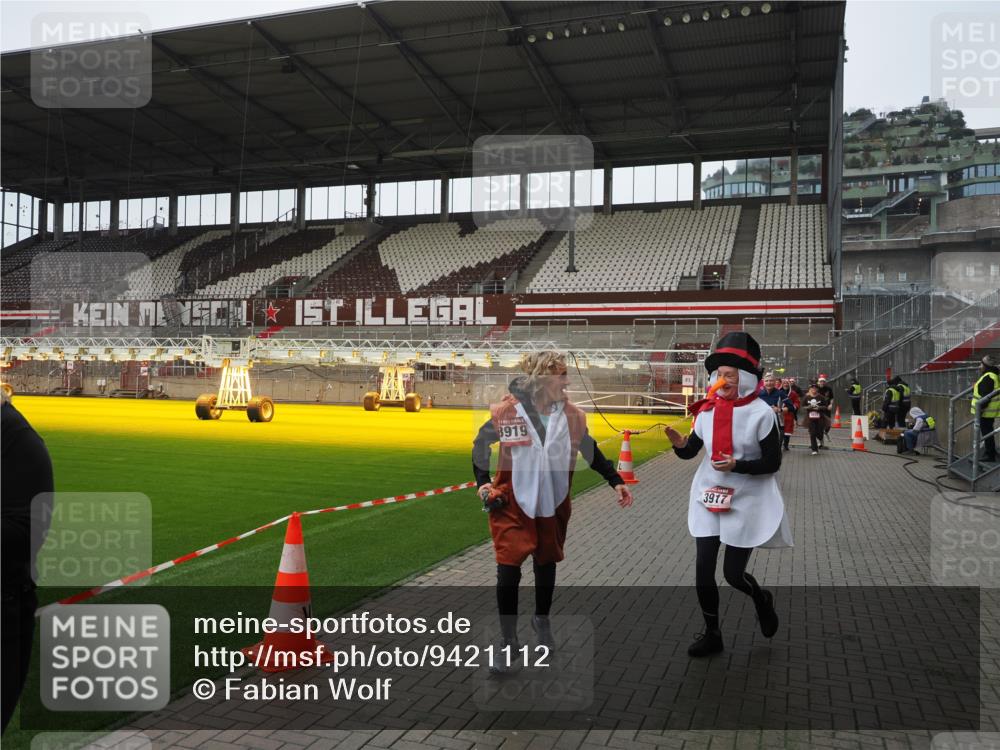 07.12.2025 - St. Pauli X-Mass-Run No. 15 Fabian Wolf http://msf.ph/oto/9421112 07.12.2025 11:44:12 Ziel 999, 2434, 2436, 3829, 3830, 3831, 3845, 3919, 3927, 3928, 3929, 4003 meine-sportfotos.de