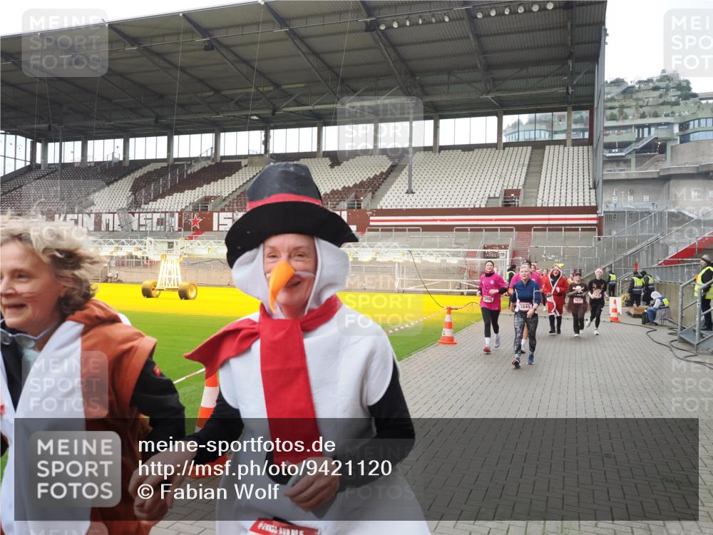 07.12.2025 - St. Pauli X-Mass-Run No. 15 Fabian Wolf http://msf.ph/oto/9421120 07.12.2025 11:44:14 Ziel 365, 999, 2434, 2436, 3086, 3829, 3830, 3831, 3845, 3919, 3927, 3928, 3929, 4003 meine-sportfotos.de