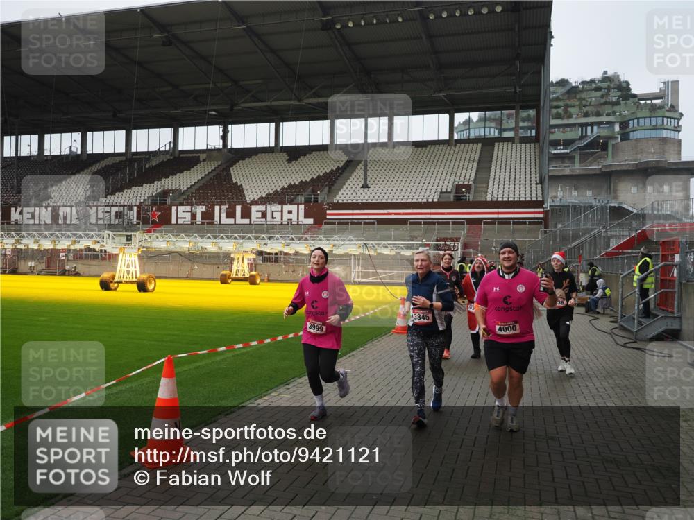 07.12.2025 - St. Pauli X-Mass-Run No. 15 Fabian Wolf http://msf.ph/oto/9421121 07.12.2025 11:44:16 Ziel 365, 999, 2434, 2436, 3086, 3829, 3830, 3831, 3845, 3919, 3928, 3929, 4003 meine-sportfotos.de