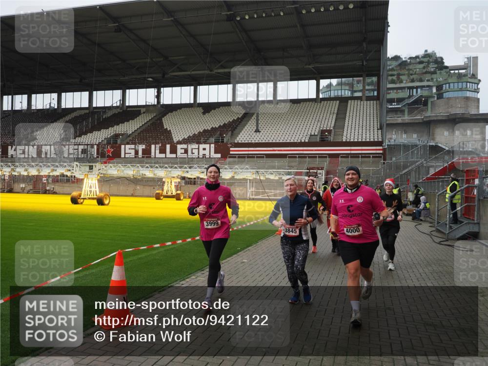 07.12.2025 - St. Pauli X-Mass-Run No. 15 Fabian Wolf http://msf.ph/oto/9421122 07.12.2025 11:44:16 Ziel 365, 999, 2434, 2436, 3086, 3829, 3830, 3831, 3845, 3919, 3928, 3929, 4003 meine-sportfotos.de