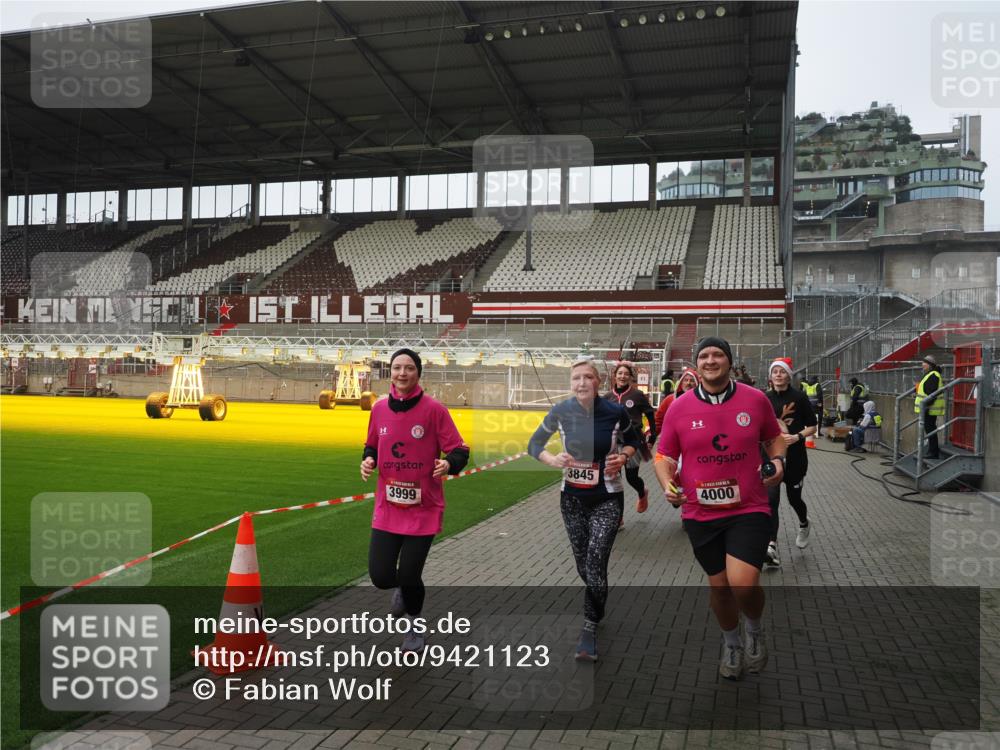 07.12.2025 - St. Pauli X-Mass-Run No. 15 Fabian Wolf http://msf.ph/oto/9421123 07.12.2025 11:44:17 Ziel 365, 999, 2434, 2436, 3086, 3829, 3830, 3831, 3845, 3919, 3928, 4003 meine-sportfotos.de