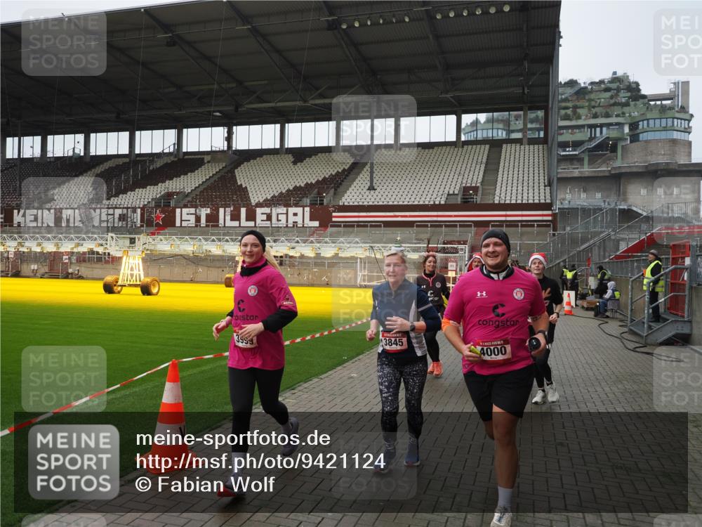 07.12.2025 - St. Pauli X-Mass-Run No. 15 Fabian Wolf http://msf.ph/oto/9421124 07.12.2025 11:44:17 Ziel 365, 999, 2434, 2436, 3086, 3829, 3830, 3831, 3845, 3919, 3928, 4003 meine-sportfotos.de