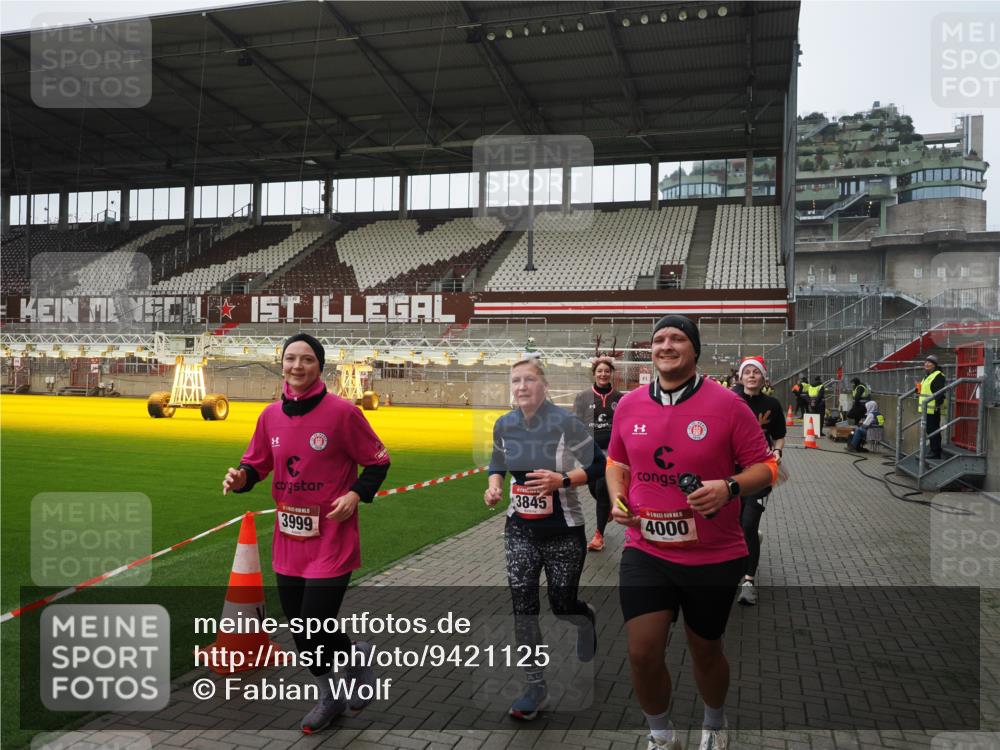 07.12.2025 - St. Pauli X-Mass-Run No. 15 Fabian Wolf http://msf.ph/oto/9421125 07.12.2025 11:44:17 Ziel 365, 999, 2434, 2436, 3086, 3829, 3830, 3831, 3845, 3919, 3928, 4003 meine-sportfotos.de