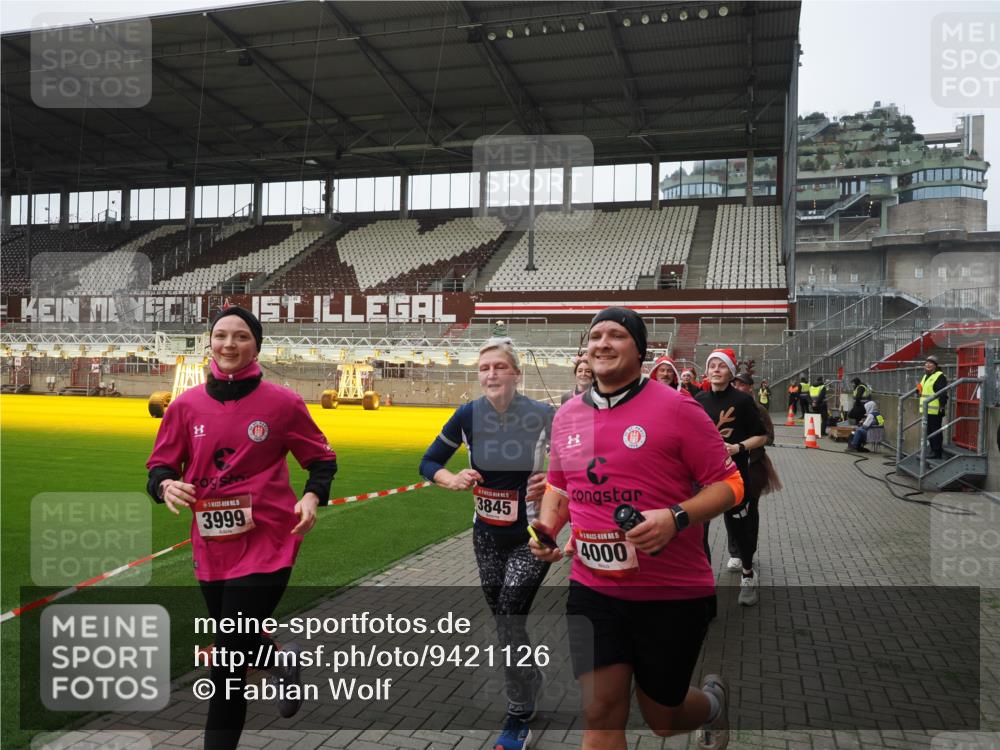 07.12.2025 - St. Pauli X-Mass-Run No. 15 Fabian Wolf http://msf.ph/oto/9421126 07.12.2025 11:44:17 Ziel 365, 999, 2434, 2436, 3086, 3829, 3830, 3831, 3845, 3919, 3928, 4003 meine-sportfotos.de