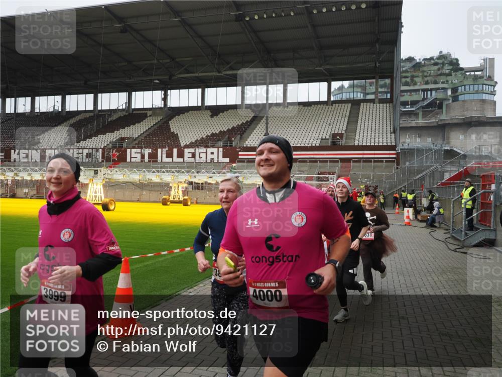 07.12.2025 - St. Pauli X-Mass-Run No. 15 Fabian Wolf http://msf.ph/oto/9421127 07.12.2025 11:44:17 Ziel 365, 999, 2434, 2436, 3086, 3829, 3830, 3831, 3845, 3919, 3928, 4003 meine-sportfotos.de